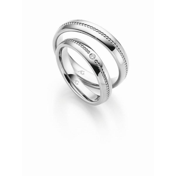 Moderne Gerstner vielsesringe i 14 eller 9 karat hvidguld med 0,02 ct diamant og blank overflade med hulmønster.